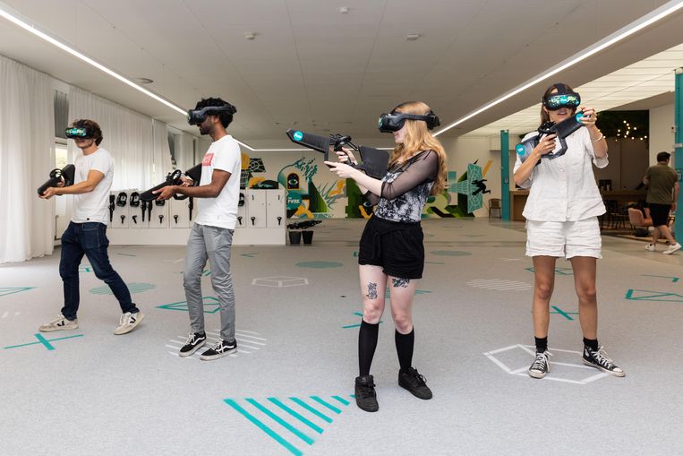 wie-is-de-mol-spelen-bij-the-park-playground-met-een-vr-bril